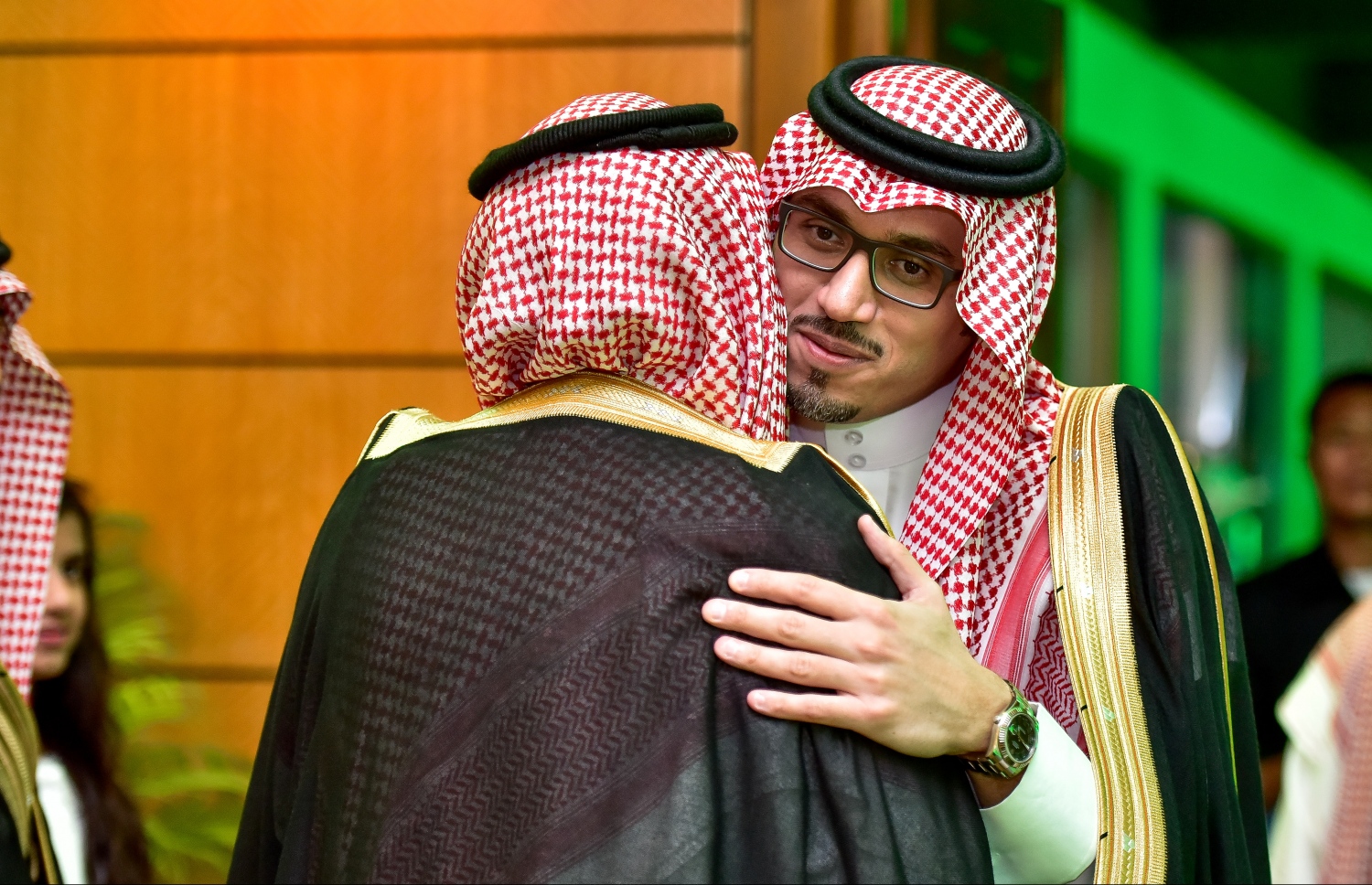 ކުރުނބާ މޯލްޑިވްސް: ސެޕްޓެމްބަރު 24، 2017- ސައޫދީ އަރަބިއްޔާގެ ގައުމީ ދުވަސް ފާހަގަކުރުމަށް ބޭއްވި ހަފުލާގައި، ރާއްޖޭގައި ހުންނަވާ އެ ގައުމުގެ ސަފީރު ބަދަރް އަލީ، ބޭފުޅަކާ ސަލާމް ކުރައްވަނީ.---ފޮޓޯ: ނިޝާން އަލީ/މިހާރު