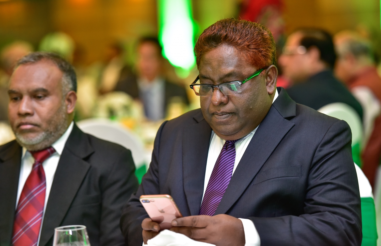 ކުރުނބާ މޯލްޑިވްސް: ސެޕްޓެމްބަރު 24، 2017- ސައޫދީ އަރަބިއްޔާގެ ގައުމީ ދުވަސް ފާހަގަ ކުރުމަށް ބޭއްވި ހަފުލާގައި، ރާއްޖޭގެ ސުޕްރީމް ކޯޓުގެ ފަނޑިޔާރު އަލީ ހަމީދާއި އަބްދުﷲ އަރީފް ބައިވެރިވެވަޑައިގަންނަވަނީ.--- ފޮޓޯ: ނިޝާން އަލީ/މިހާރު