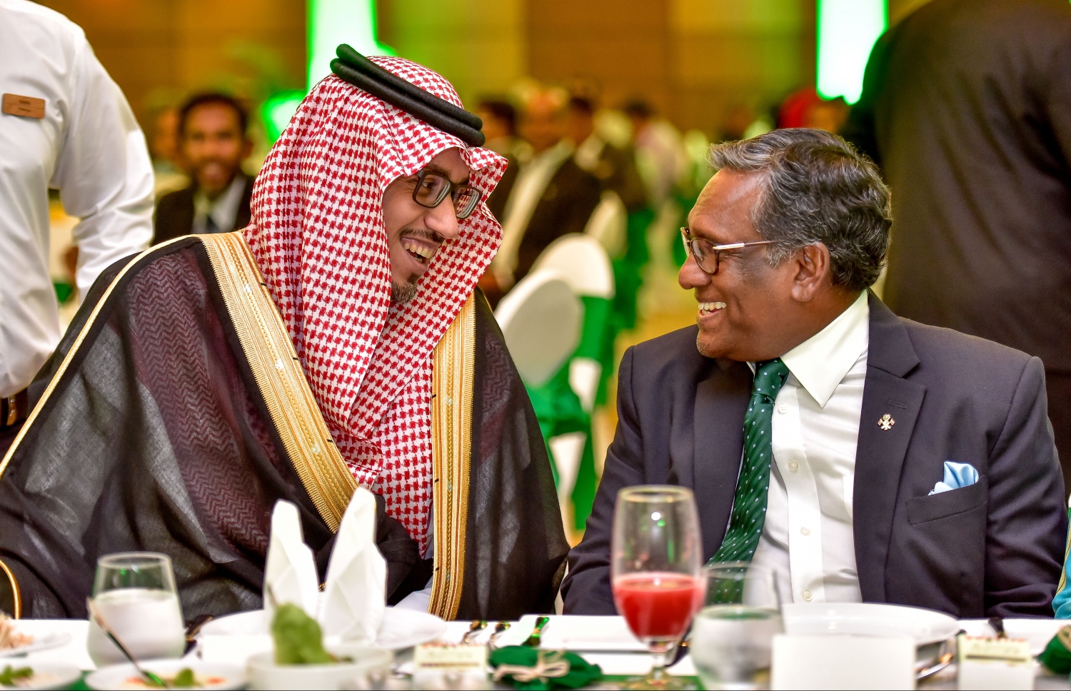 ކުރުނބާ މޯލްޑިވްސް: ސެޕްޓެމްބަރު 24، 2017- ސައޫދީ އަރަބިއްޔާގެ ގައުމީ ދުވަސް ފާހަގަ ކުރުމަށް ބޭއްވި ހަފުލާގައި، ރާއްޖޭގައި ހުންނަވާ ސައޫދީގެ ސަފީރު ބަދަރް އަލީ (ވ) އަދި ރާއްޖޭގެ ކުރީގެ ރައީސް މުހައްމަދު ވަހީދު ބައިވެރިވެ ވަޑައިގަންނަވަނީ.--- ފޮޓޯ: ނިޝާން އަލީ/މިހާރު