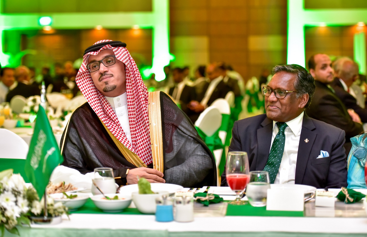 ކުރުނބާ މޯލްޑިވްސް: ސެޕްޓެމްބަރު 24، 2017- ސައޫދީ އަރަބިއްޔާގެ ގައުމީ ދުވަސް ފާހަގަ ކުރުމަށް ބޭއްވި ހަފުލާގައި، ރާއްޖޭގައި ހުންނަވާ ސައޫދީގެ ސަފީރު ބަދަރް އަލީ (ވ) އަދި ރާއްޖޭގެ ކުރީގެ ރައީސް މުހައްމަދު ވަހީދު ބައިވެރިވެ ވަޑައިގަންނަވަނީ.--- ފޮޓޯ: ނިޝާން އަލީ/މިހާރު