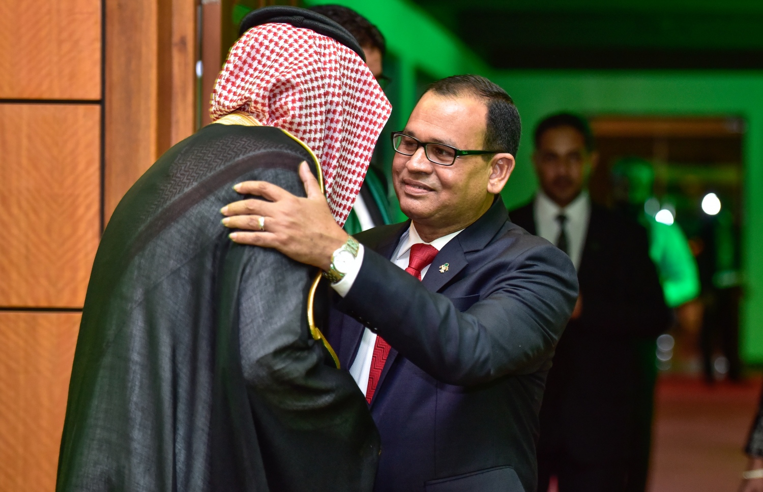 ކުރުނބާ މޯލްޑިވްސް: ސެޕްޓެމްބަރު 24، 2017- ސައޫދީ އަރަބިއްޔާގެ ގައުމީ ދުވަސް ފާހަގަކުރުމަށް ބޭއްވި ހަފުލާ އަށް ރާއްޖޭގެ ޑިފެންސް މިނިސްޓަރު އާދަމް ޝަރީފް ވަޑައިގަތުމުން، ރާއްޖޭގައި ހުންނަވާ އެ ގައުމުގެ ސަފީރު ބަދަރް އަލީ މަރުހަބާ ދަންނަވަނީ.---ފޮޓޯ: ނިޝާން އަލީ/މިހާރު