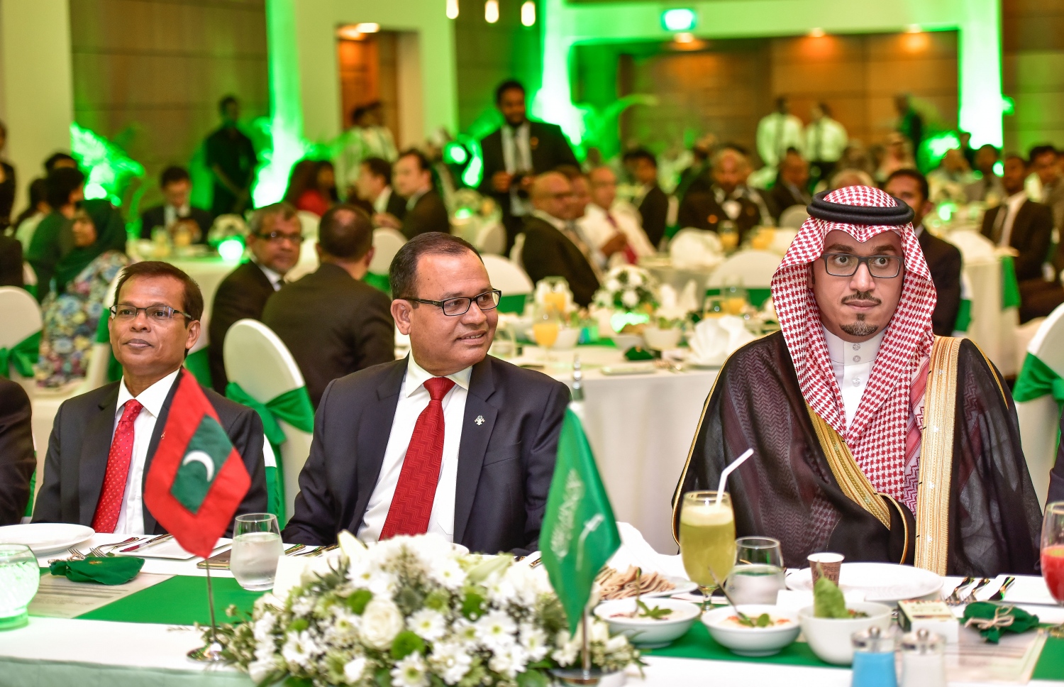 ކުރުނބާ މޯލްޑިވްސް: ސެޕްޓެމްބަރު 24، 2017- ސައޫދީ އަރަބިއްޔާގެ ގައުމީ ދުވަސް ފާހަގަކުރުމަށް ބޭއްވި ހަފުލާގައި، ރާއްޖޭގައި ހުންނަވާ އެ ގައުމުގެ ސަފީރު ބަދަރް އަލީ އާއި ރާއްޖޭގެ ޑިފެންސް މިނިސްޓަރު އާދަމް ޝަރީފާއި ރައްޔިތުންގެ މަޖިލީހުގެ ރައީސް މަސީހް ބައިވެރިވެވަޑައިގަންނަވަނީ.---ފޮޓޯ: ނިޝާން އަލީ/މިހާރު