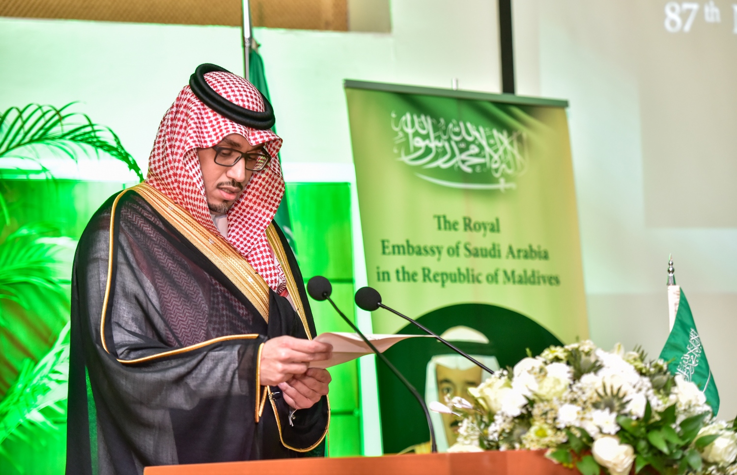 ކުރުނބާ މޯލްޑިވްސް: ސެޕްޓެމްބަރު 24، 2017- ސައޫދީ އަރަބިއްޔާގެ ގައުމީ ދުވަސް ފާހަގަކުރުމަށް ބޭއްވި ހަފުލާގައި، ރާއްޖޭގައި ހުންނަވާ އެ ގައުމުގެ ސަފީރު ބަދަރް އަލީ ވާހަކަ ދައްކަވަނީ.---ފޮޓޯ: ނިޝާން އަލީ/މިހާރު