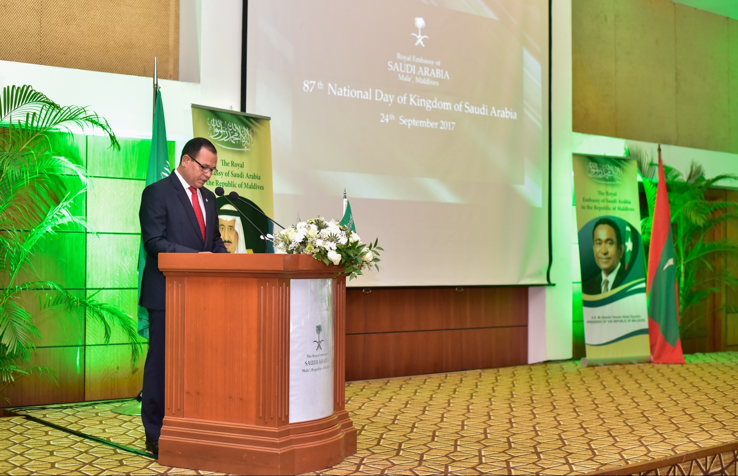 ކުރުނބާ މޯލްޑިވްސް: ސެޕްޓެމްބަރު 24، 2017- ސައޫދީ އަރަބިއްޔާގެ ގައުމީ ދުވަސް ފާހަގަ ކުރުމަށް ބޭއްވި ހަފުލާގައި ރާއްޖޭގެ ޑިފެންސް މިނިސްޓަރު އާދަމް ޝަރީފް ވާހަކަ ދައްކަވަނީ.--- ފޮޓޯ: ނިޝާން އަލީ/މިހާރު