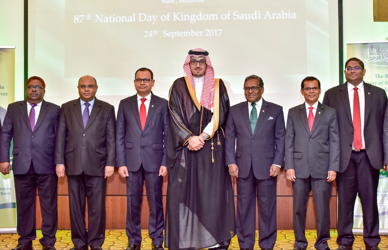 ކުރުނބާ މޯލްޑިވްސް: ސެޕްޓެމްބަރު 24، 2017- ސައޫދީ އަރަބިއްޔާގެ ގައުމީ ދުވަސް ފާހަގަ ކުރުމަށް ބޭއްވި ހަފުލާގައި، ރާއްޖޭގައި ހުންނަވާ ދިވެހި ސަފީރު ބަދަރް އަލީ (މ)ގެ އިތުރުން ކުރީގެ ރައީސް މުހައްމަދު ވަހީދު (ކ-3) އާއި އުއްތަމަ ފަނޑިޔާރު އަބްދުﷲ ސައީދު (ކ-6) ބައިވެރިވެ ވަޑައިގަންނަވަނީ.-- ފޮޓޯ: ނިޝާން އަލީ/މިހާރު