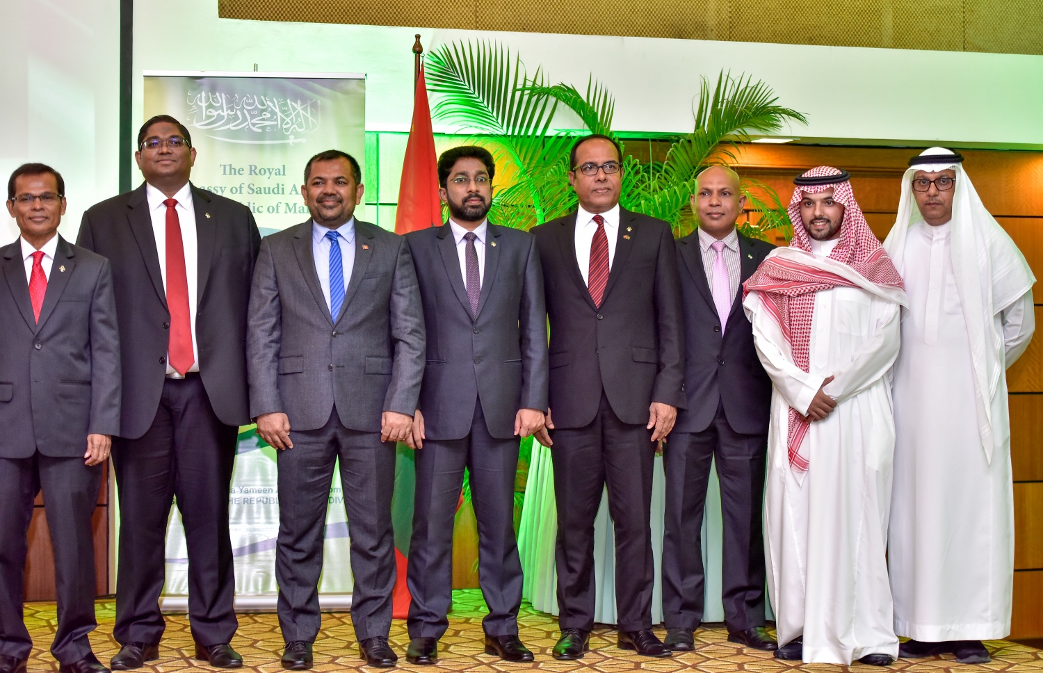 ކުރުނބާ މޯލްޑިވްސް: ސެޕްޓެމްބަރު 24، 2017- ސައުދީ އަރަބިއްޔާގެ ގައުމީ ދުވަސް ފާހަގަ ކުރުމަށް ބޭއްވި ހަފުލާގައި ރާއްޖޭގައި ހުންނަވާ އެ ގައުމުގެ ބައެއް އިސްބޭފުޅުންގެ އިތުރުން ދިވެހި ދައުލަތުގެ ބައެއް އިސްވެރިން ބައިވެރިވެ ވަޑައިގަންނަވަނީ.---ފޮޓޯ: ނިޝާން އަލީ/މިހާރު