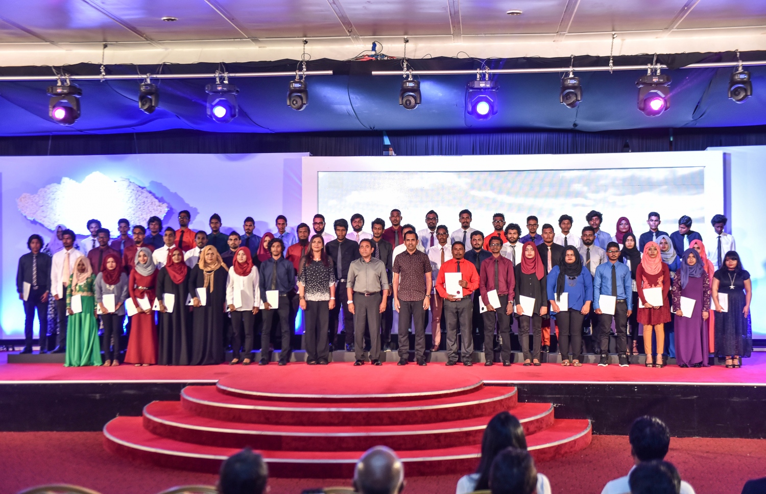 ފޮޓޯގްރާފަރުން ތަމްރީން ކުރަން ހިންގި ޕްރޮގްރާމްގެ ބައިވެރިންނާ އެކު ރައީސް ޔާމީން ފޮޓޯއަކަށް ހުއްޓިވަޑައިގެން. --ފޮޓޯ: ހުސެއިން ވަހީދު/މިހާރު