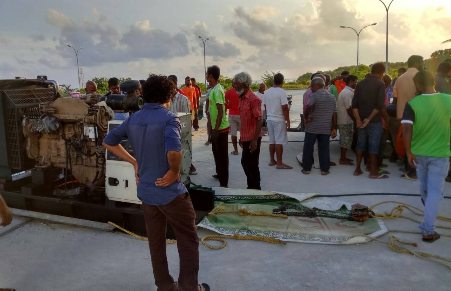 ބިލެތްފައްސަށް ކަރަންޓު ދިނުމަށް އެ ރަށަށް ޖަނަރޭޓަރެއް ގެންދަނީ.-- ފޮޓޯ: ފެނަކަ ކޯޕަރޭޝަން