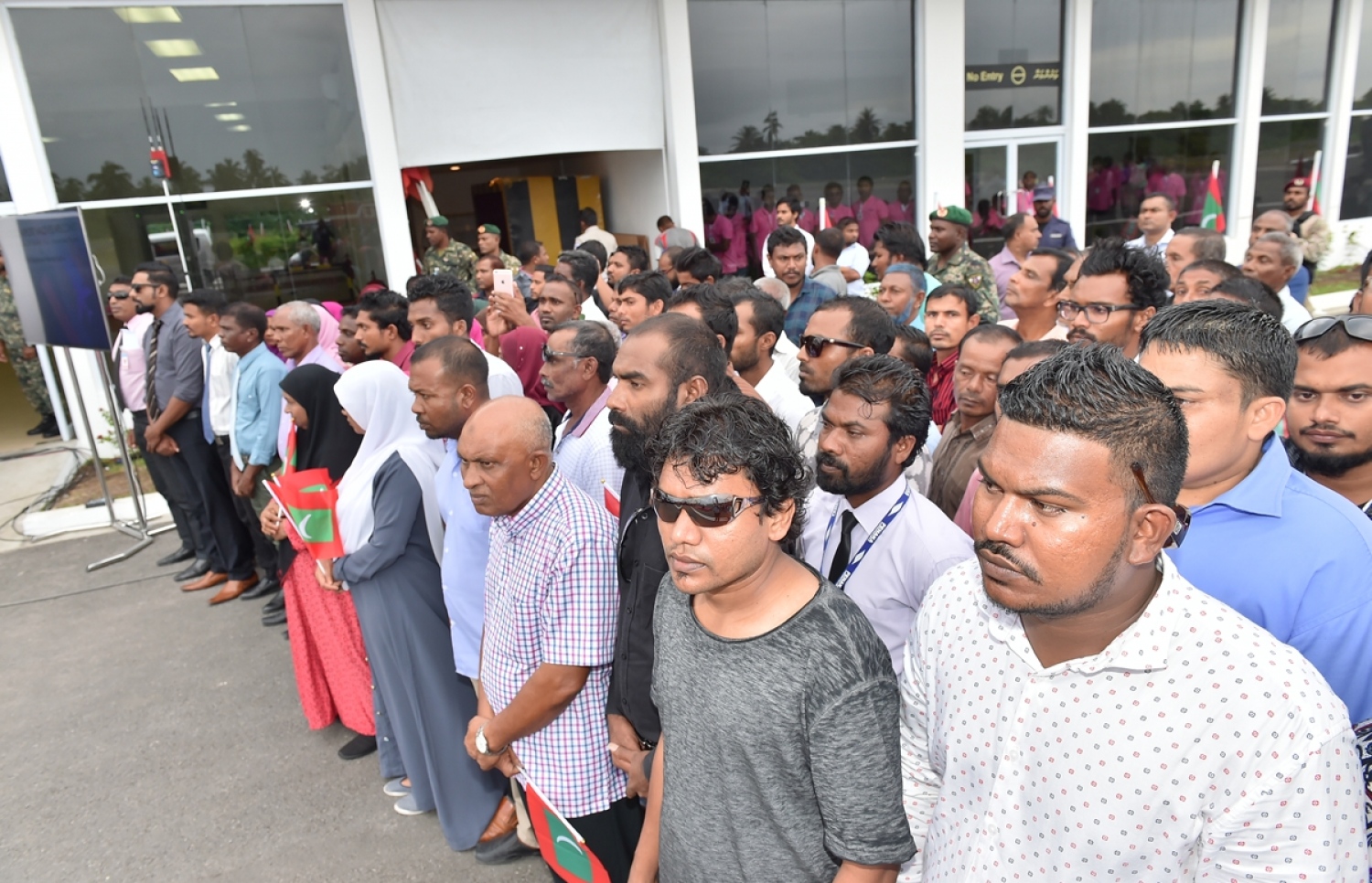 ކޫއްޑޫ އެއާޕޯޓު ތަރައްގީ ކުރުމަށް ފަހު، އެތަން ރަސްމީކޮށް އަލުން ހުޅުވުމަށް މިއަދު ބޭއްވި ރަސްމިއްޔާތުގައި ބައިވެރިވި ބައެއް މީހުން.---ފޮޓޯ: ރައީސް އޮފީސް