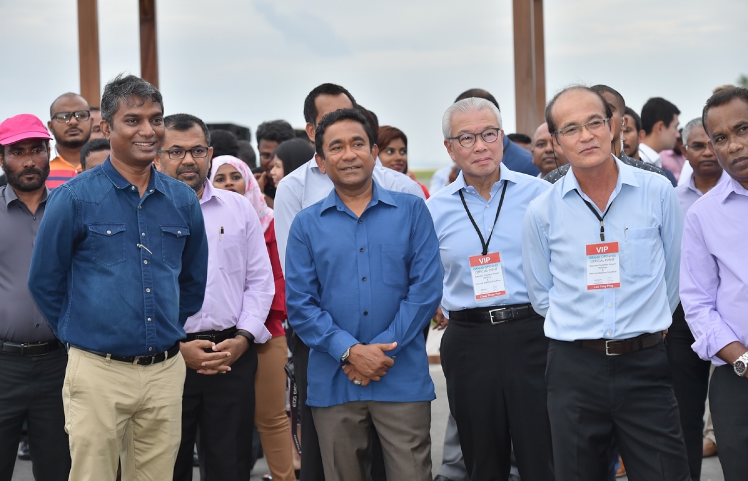 ބޮޑެތި ބޯޓުފަހަރާއި ޖެޓްތައް ޖެއްސޭ ފެންވަރުގެ ބޮޑު ރަންވޭއަކާ އެކު ތަރައްގީކުރި ކޫއްޑޫ އެއާޕޯޓު އަލުން ރަސްމީކޮށް ހުޅުވުމަށް މިއަދު ބޭއްވި ރަސްމިއްޔާތުގައި ރައީސް ޔާމީން ބައިވެރިވެވަޑައިގަންނަވަނީ.---ފޮޓޯ: ރައީސް އޮފީސް