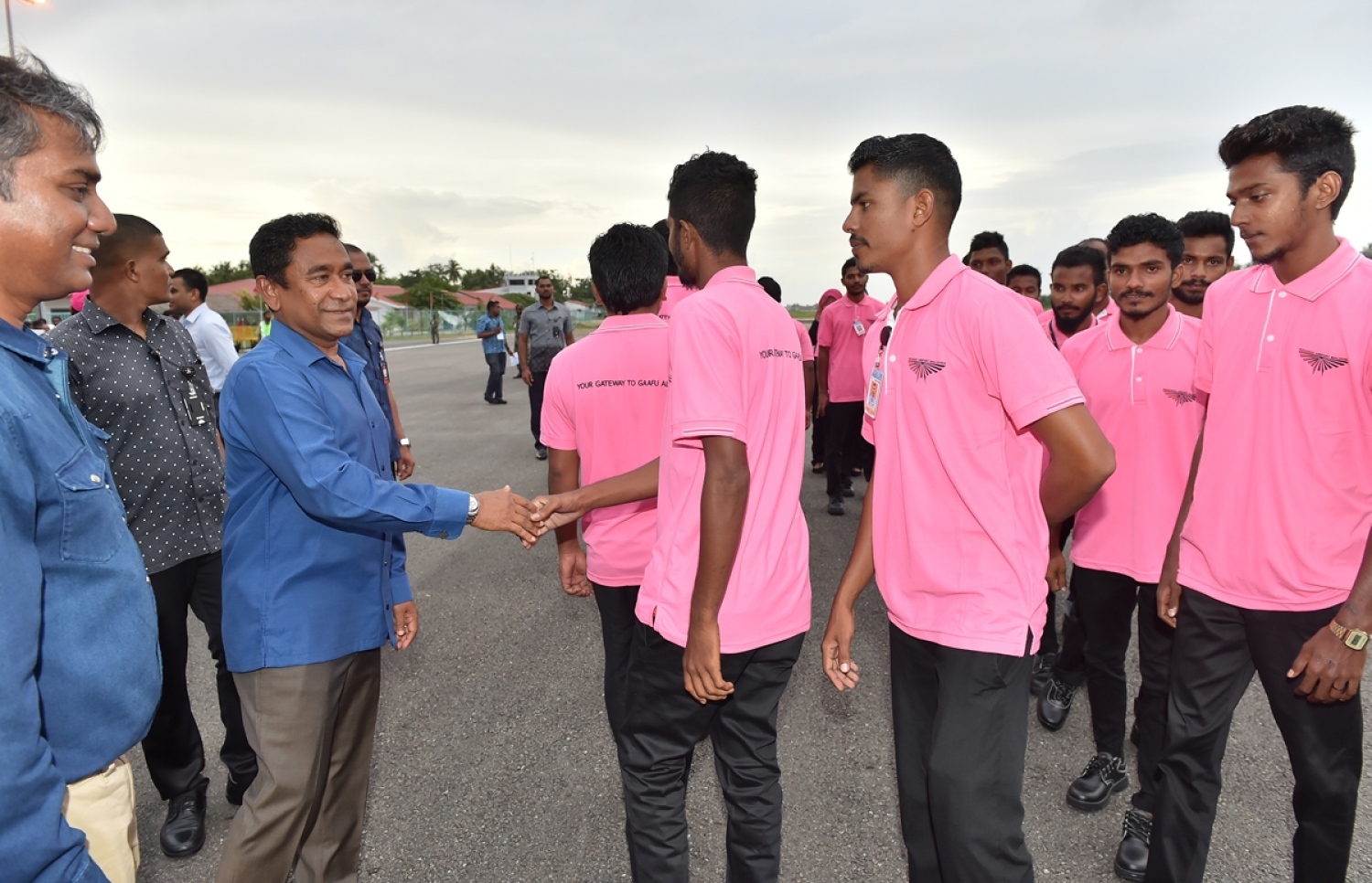 ބޮޑެތި ބޯޓުފަހަރާއި ޖެޓްތައް ޖެއްސޭ ފެންވަރުގެ ބޮޑު ރަންވޭއަކާ އެކު ތަރައްގީކުރި ކޫއްޑޫ އެއާޕޯޓު އަލުން ރަސްމީކޮށް ހުޅުވުމަށް މިއަދު ބޭއްވި ރަސްމިއްޔާތުގައި، އެ އެއާޕޯޓުގެ މުވައްޒަފުންނާ ރައީސް ޔާމީން ސަލާމް ކުރައްވަނީ.--ފޮޓޯ: ރައީސް އޮފީސް