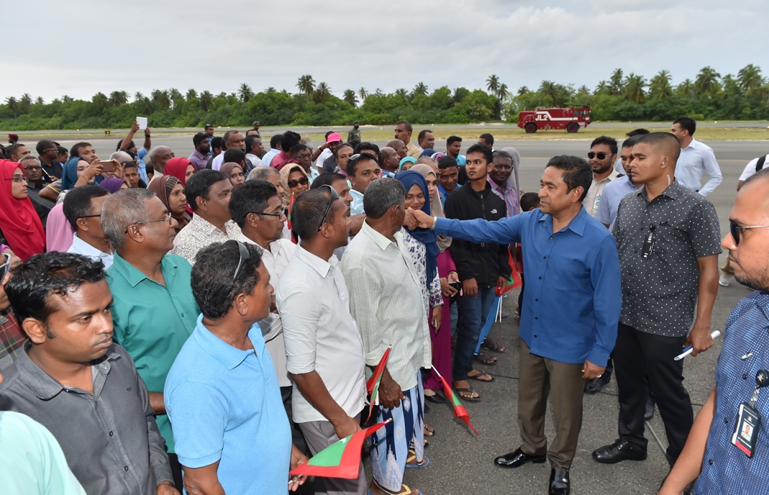 ބޮޑެތި ބޯޓުފަހަރާއި ޖެޓްތައް ޖެއްސޭ ފެންވަރުގެ ބޮޑު ރަންވޭއަކާ އެކު ތަރައްގީކުރި ކޫއްޑޫ އެއާޕޯޓު އަލުން ރަސްމީކޮށް ހުޅުވުމަށް މިއަދު ބޭއްވި ރަސްމިއްޔާތުގައި ބައިވެރިވި މީހުންނާ ރައީސް ޔާމީން ސަލާމް ކުރައްވަނީ.---ފޮޓޯ: ރައީސް އޮފީސް