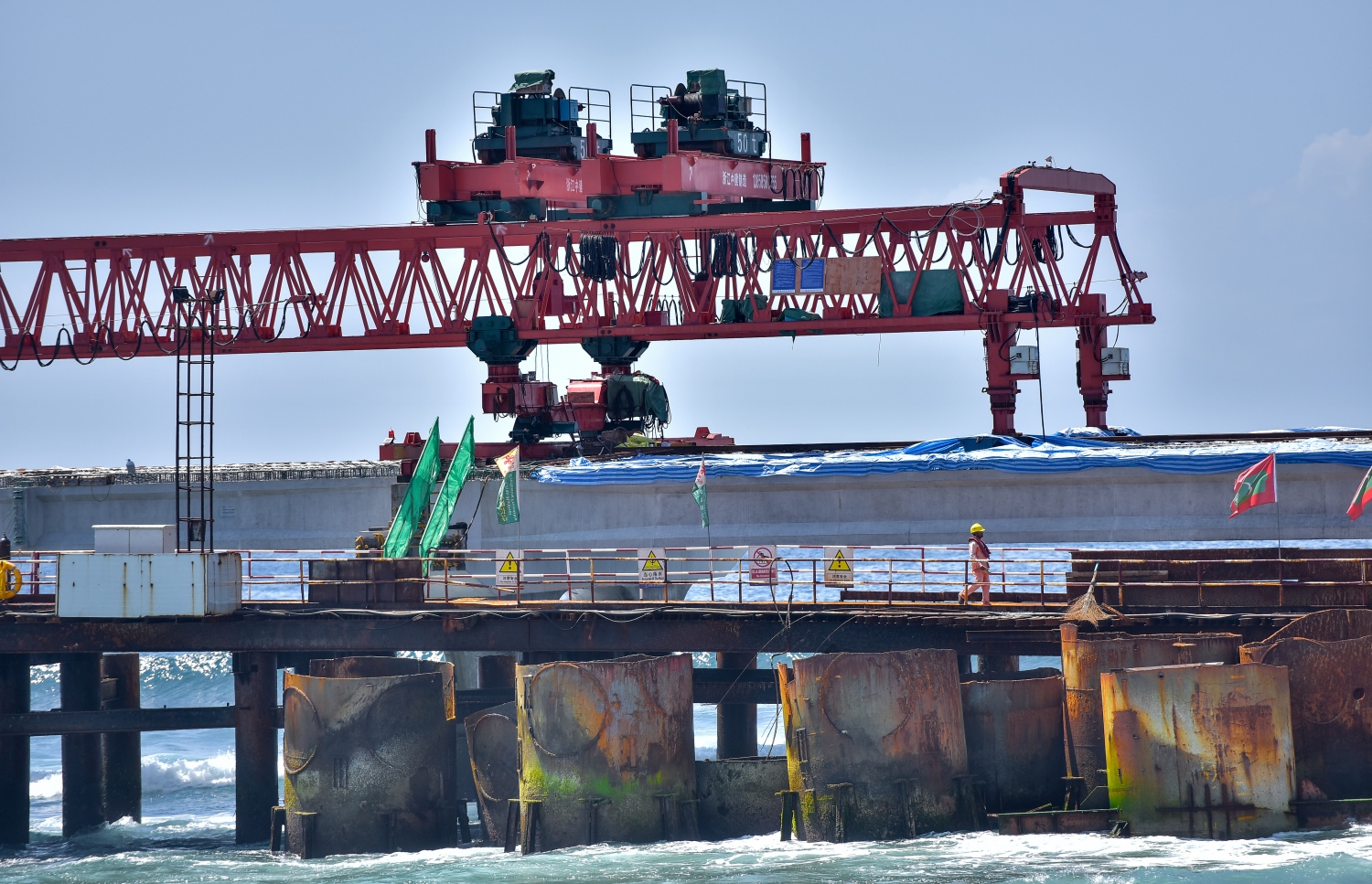 މާލޭ ކޮޅުން ބްރިޖް ފެށޭ ހިސާބުގައި ކޮންކްރީޓް ބޮޑެތި ބެރިތައް އެތުރުމުގެ މަސައްކަތް ކުރަނީ --ފޮޓޯ: ނިޝާން އަލީ/ މިހާރު