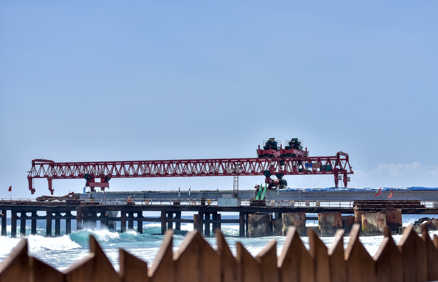 މާލެ އާއި ހުޅުލެއާ ދެމެދު އަޅާ ބްރިޖުގެ މަސައްކަތް ހިނގަމުންދަނީ. - ފޮޓޯ: މިހާރު