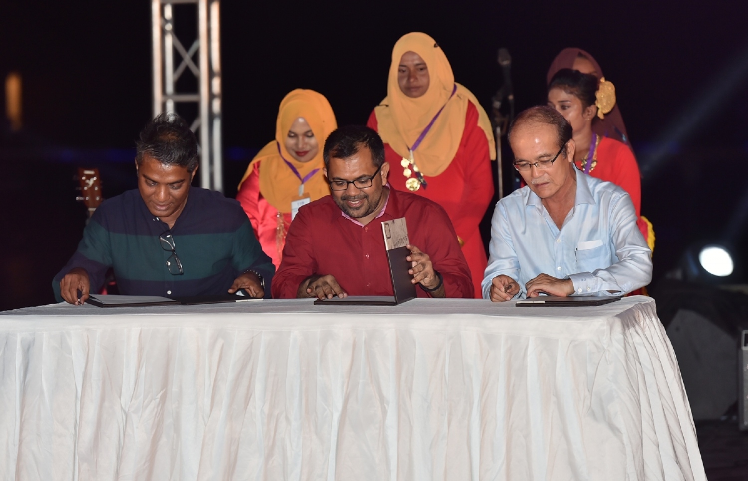 މާކިއޯ ކޫއްޑޫ ހޮޓެލް: ސެޕްޓެމްބަރު 25، 2017- ގއ. ކޫއްޑޫގައި ގާއިމްކުރި "މާކިއޯ ކޫއްޑޫ ހޮޓެލް" ރަސްމީކޮށް ހުޅުވުމަށް ބޭއްވި ރަސްމިއްޔާތުގެ ތެރެއިން، ގއ. އަތޮޅު ރަށްރަށުގެ 1،000 ޒުވާނުން ތަމްރީނުކޮށް ވަޒީފާ ދިނުމުގެ އެއްބަސްވުމެއްގައި ސަރުކާރާއި ކޫއްޑޫގައި ރިސޯޓް ހޮޓާ ހިންގަމުން އަންނަ ޕްރިސްޓިން އައިލެންޑްސް އިންވެސްޓްމެންޓާ ދެމެދު ސޮއިކުރަނީ.---ފޮޓޯ: ރައީސް އޮފީސް