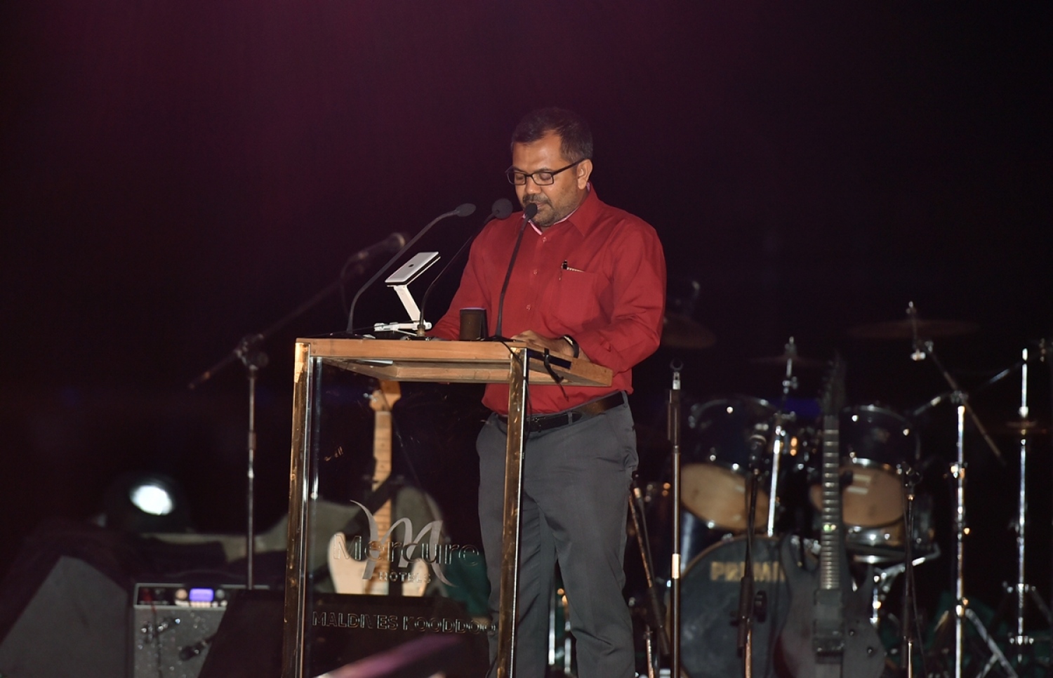 މާކިއޯ ކޫއްޑޫ ހޮޓެލް: ސެޕްޓެމްބަރު 25، 2017- ގއ. ކޫއްޑޫގައި ގާއިމްކުރި "މާކިއޯ ކޫއްޑޫ ހޮޓެލް" ރަސްމީކޮށް ހުޅުވުމަށް ބޭއްވި ރަސްމިއްޔާތުގައި ޓޫރިޒަމް މިނިސްޓަރު ޒަމީރު ވާހަކަ ދައްކަވަނީ.---ފޮޓޯ: ރައީސް އޮފީސް