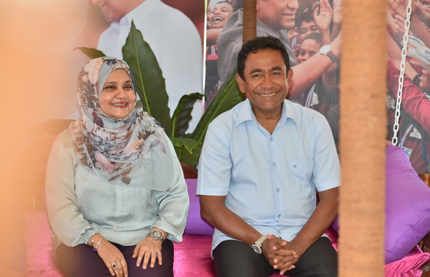 ގއ. ކޮލަމާފުށި: ސެޕްޓެމްބަރު 26، 2017- ރައީސް އަބްދުﷲ ޔާމީންގެ ދެކަނބަލުން ކޮލަމާފުއްޓަށް ވަޑައިގެން އެ ރަށުގެ ރައްޔިތުންނާ ބައްދަލުކުރެއްވުމަށް ބޭއްވެވި ބައްދަލުވުމުގައި.