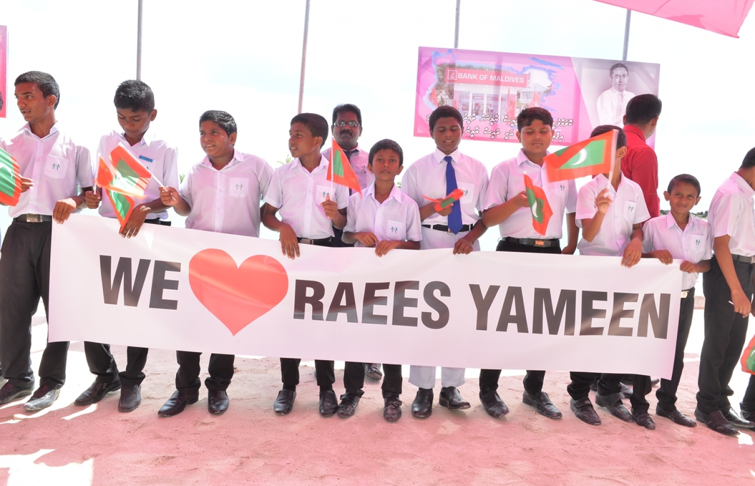 ގއ. ކޮލަމާފުށި: ސެޕްޓެމްބަރު 26، 2017- ރައީސް އަބްދުﷲ ޔާމީންގެ ދެކަނބަލުން ކޮލަމާފުއްޓަށް ވަޑައިގަންނަވާތީ އެ ދެކަނބަލުންނަށް މަރުހަބާ ދެންނެވުމަށް އެއްވި ބައެއް ސްކޫލު ކުދިން.---ފޮޓޯ: ރައީސް އޮފީސް