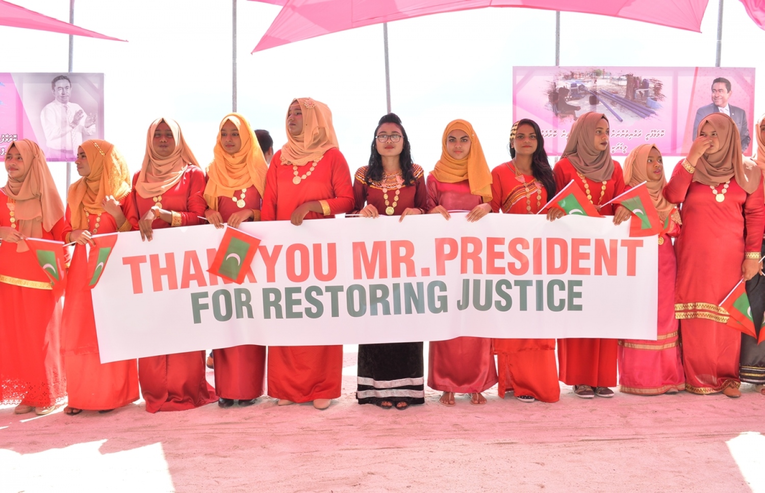 ގއ. ކޮލަމާފުށި: ސެޕްޓެމްބަރު 26، 2017- ރައީސް އަބްދުﷲ ޔާމީންގެ ދެކަނބަލުން ކޮލަމާފުއްޓަށް ވަޑައިގަންނަވާތީ އެ ދެކަނބަލުންނަށް މަރުހަބާ ދެންނެވުމަށް އެއްވި މީހުން.---ފޮޓޯ: ރައީސް އޮފީސް