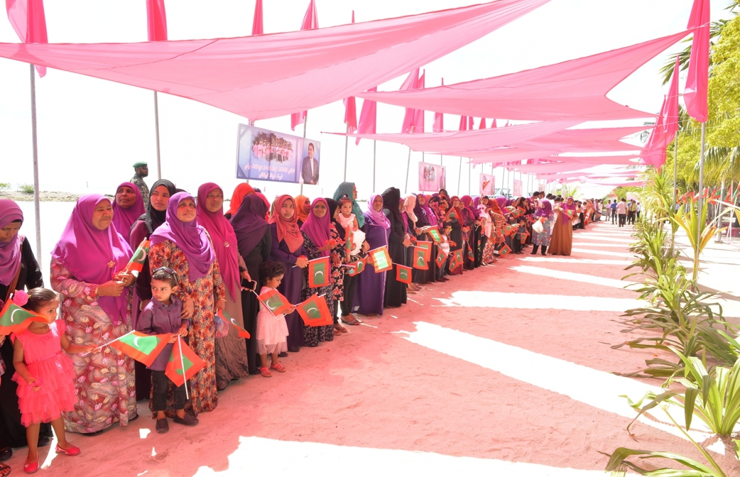 ގއ. ކޮލަމާފުށި: ސެޕްޓެމްބަރު 26، 2017- ރައީސް އަބްދުﷲ ޔާމީންގެ ދެކަނބަލުން ކޮލަމާފުއްޓަށް ވަޑައިގަންނަވާތީ އެ ދެކަނބަލުންނަށް މަރުހަބާ ދެންނެވުމަށް އެއްވި މީހުން.---ފޮޓޯ: ރައީސް އޮފީސް