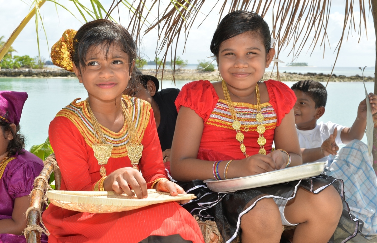 ގއ. ކޮލަމާފުށި: ސެޕްޓެމްބަރު 26، 2017- ރައީސް އަބްދުﷲ ޔާމީންގެ ދެކަނބަލުން ކޮލަމާފުއްޓަށް ވަޑައިގަންނަވާތީ އެ ދެކަނބަލުންނަށް މަރުހަބާ ދެންނެވުމަށް ބޭއްވި ސަގާފީ ހަރަކާތުގެ ތެރެއިން.---ފޮޓޯ: ރައީސް އޮފީސް