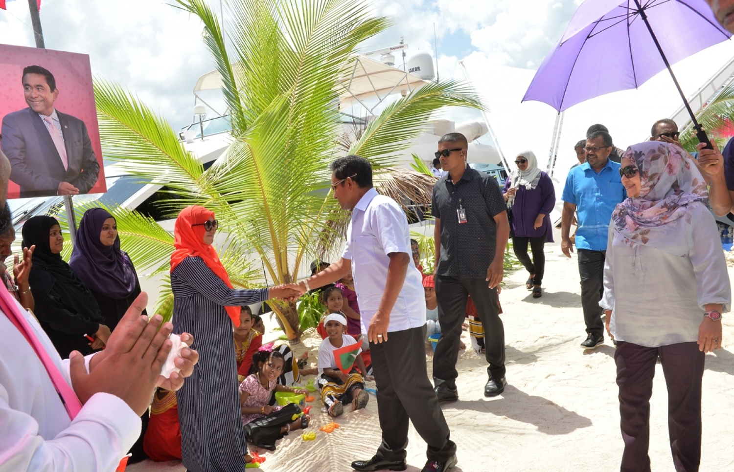 ގއ. ކޮލަމާފުށި: ސެޕްޓެމްބަރު 26، 2017- ރައީސް އަބްދުﷲ ޔާމީންގެ ދެކަނބަލުން ކޮލަމާފުއްޓަށް ވަޑައިގަތުމުން، އެ ދެކަނބަލުންނަށް މަރުހަބާ ދެންނެވުން.---ފޮޓޯ: ރައީސް އޮފީސް