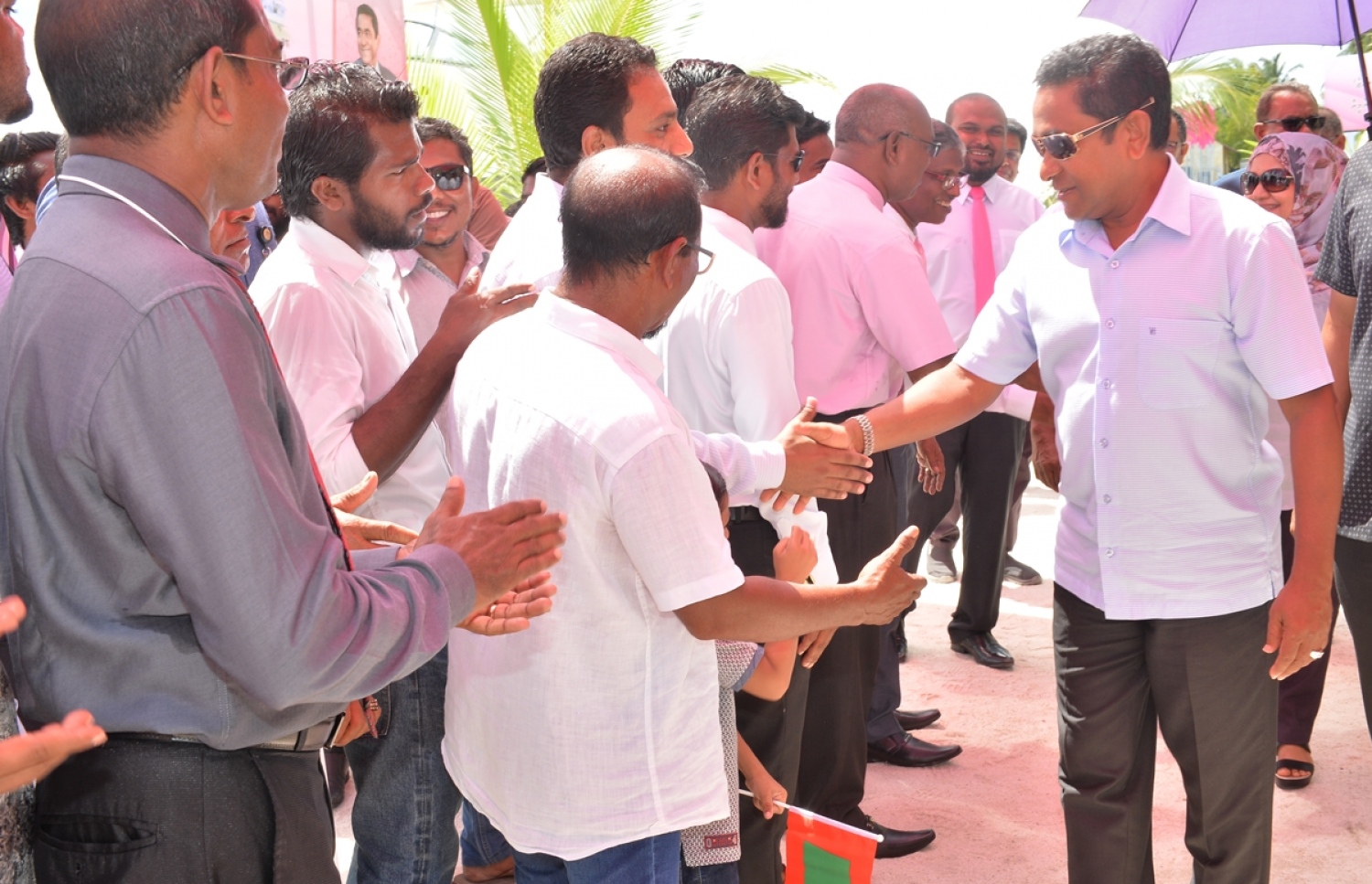 ގއ. ކޮލަމާފުށި: ސެޕްޓެމްބަރު 26، 2017- ރައީސް އަބްދުﷲ ޔާމީން ކޮލަމާފުއްޓަށް ވަޑައިގަތުމުން، އެމަނިކުފާނަށް މަރުހަބާ ދެންނެވުމަށް އެއްވި މީހުންނާ ސަލާމް ކުރައްވަނީ.