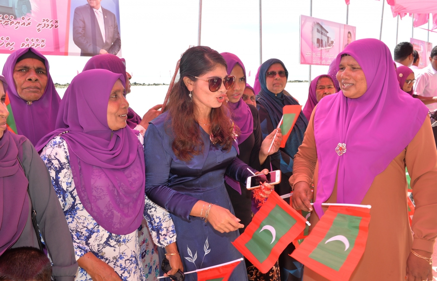 ގއ. ކޮލަމާފުށި: ސެޕްޓެމްބަރު 26، 2017- ރައީސް އަބްދުﷲ ޔާމީންގެ ދެކަނބަލުން ކޮލަމާފުއްޓަށް ވަޑައިގަންނަވާތީ އެ ދެކަނބަލުންނަށް މަރުހަބާ ދެންނެވުމަށް އެއްވި ބައެެއް މީހުން.---ފޮޓޯ: ރައީސް އޮފީސް