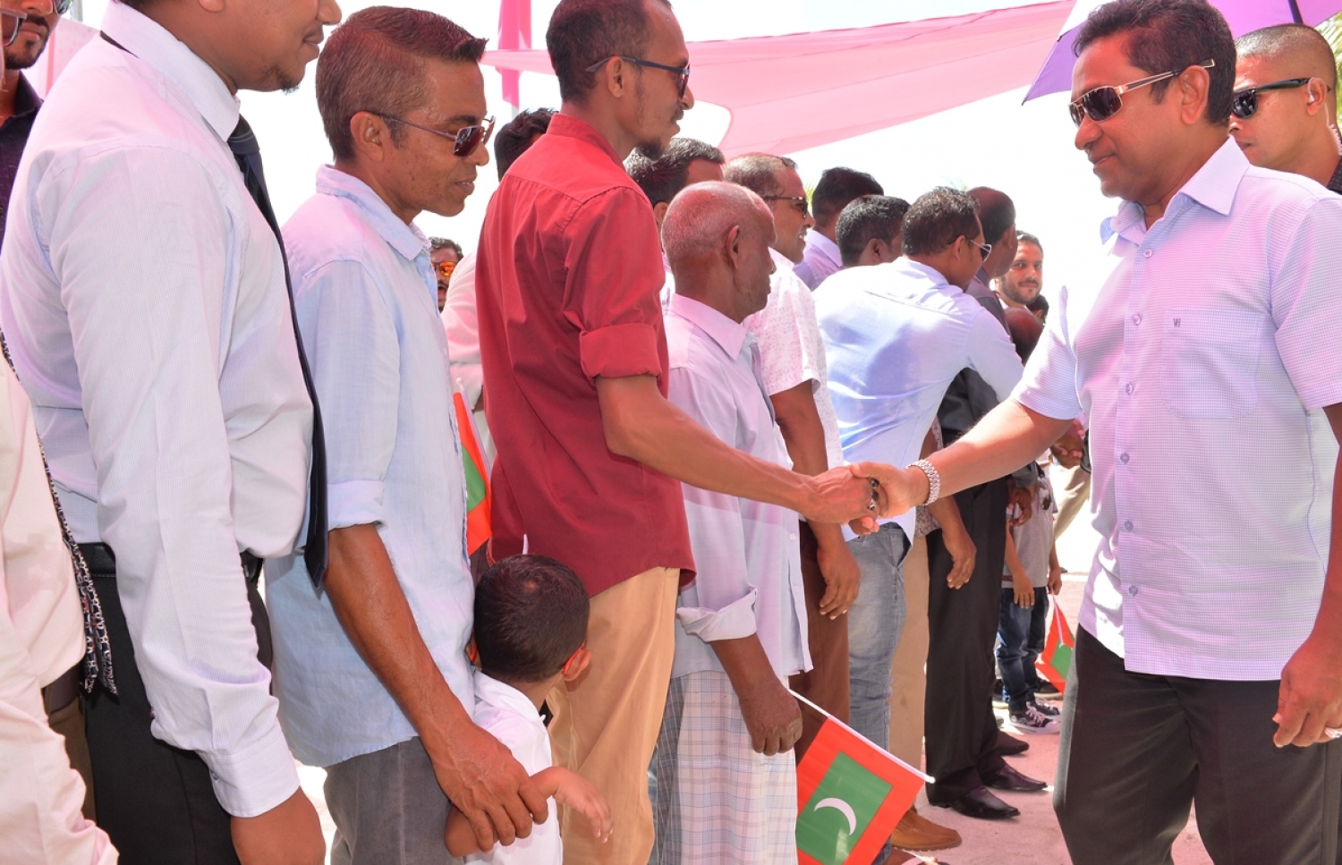 ގއ. ކޮލަމާފުށި: ސެޕްޓެމްބަރު 26، 2017- ރައީސް އަބްދުﷲ ޔާމީން ކޮލަމާފުއްޓަށް ވަޑައިގަތުމުން، އެމަނިކުފާނަށް މަރުހަބާ ދެންނެވުމަށް އެއްވި މީހުންނާ ސަލާމް ކުރައްވަނީ.