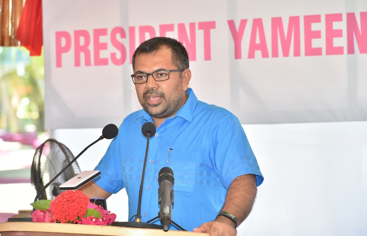 ގއ. ކޮލަމާފުށި: ސެޕްޓެމްބަރު 26، 2017- ރައީސް އަބްދުﷲ ޔާމީންގެ ދެކަނބަލުން ކޮލަމާފުއްޓަށް ވަޑައިގެން އެ ރަށުގެ ރައްޔިތުންނާ ބައްދަލުކުރެއްވުމަށް ބޭއްވެވި ބައްދަލުވުމުގައި ޓޫރިޒަމް މިނިސްޓަރު މޫސާ ޒަމީރު ވާހަކަ ދައްކަަވަނީ.