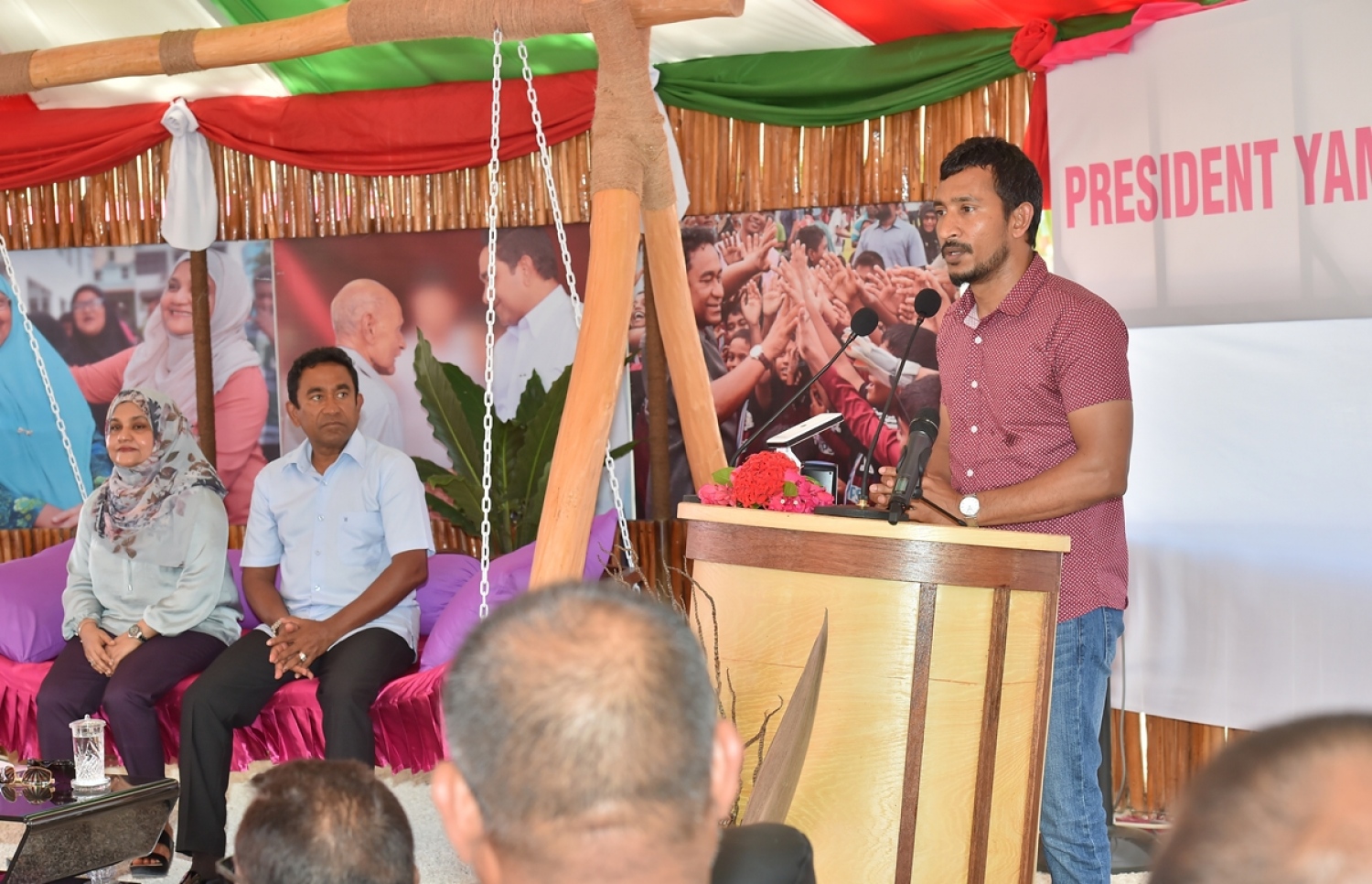 ގއ. ކޮލަމާފުށި: ސެޕްޓެމްބަރު 26، 2017- ރައީސް އަބްދުﷲ ޔާމީންގެ ދެކަނބަލުން ކޮލަމާފުއްޓަށް ވަޑައިގެން ބޭއްވި ޖަލްސާގައި އިނގުރައިދޫ ދާއިރާގެ ޕީޕީއެމްގެ މެމްބަރު އިބްރާހިމް ފަލާހް ވާހަކަ ދައްކަވަނީ.---ފޮޓޯ: ރައީސް އޮފީސް