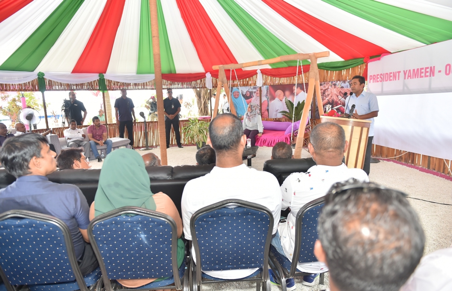 ގއ. ކޮލަމާފުށި: ސެޕްޓެމްބަރު 26، 2017- ރައީސް އަބްދުﷲ ޔާމީންގެ ދެކަނބަލުން ކޮލަމާފުއްޓަށް ވަޑައިގެން ބޭއްވި ޖަލްސާގައި އެމަނިކުފާނު ވާހަކަފުޅު ދައްކަވަނީ.---ފޮޓޯ: ރައީސް އޮފީސް