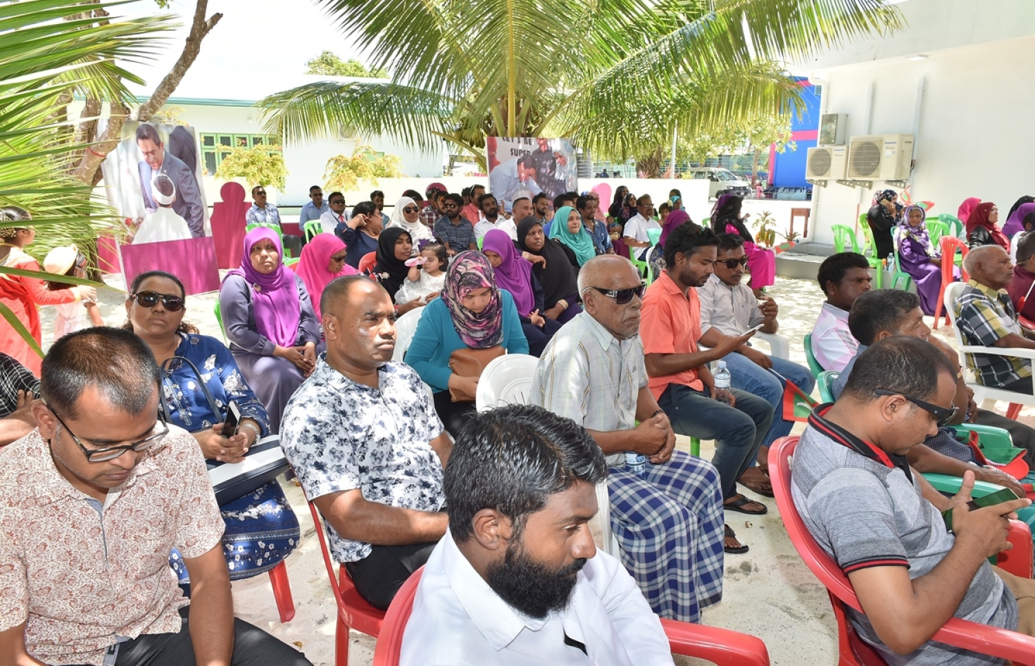 ގއ. ކޮލަމާފުށި: ސެޕްޓެމްބަރު 26، 2017- ރައީސް އަބްދުﷲ ޔާމީންގެ ދެކަނބަލުން ކޮލަމާފުއްޓަށް ވަޑައިގެން ބޭއްވި ޖަލްސާގައި ބައިވެރިވި ބައެއް މީހުން.---ފޮޓޯ: ރައީސް އޮފީސް