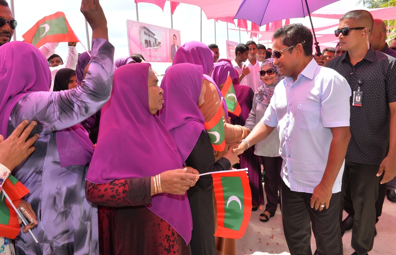 ގއ. ކޮލަމާފުށި: ސެޕްޓެމްބަރު 26، 2017- ރައީސް އަބްދުﷲ ޔާމީން ކޮލަމާފުއްޓަށް ވަޑައިގަތުމުން، އެމަނިކުފާނަށް މަރުހަބާ ދެންނެވުމަށް އެއްވި މީހުންނާ ސަލާމް ކުރައްވަނީ.