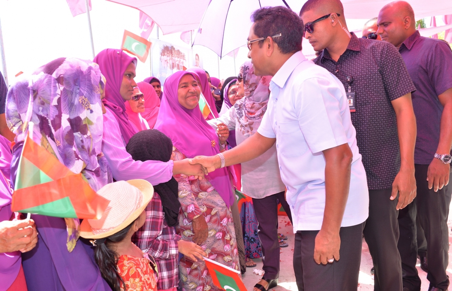 ގއ. ކޮލަމާފުށި: ސެޕްޓެމްބަރު 26، 2017- ރައީސް އަބްދުﷲ ޔާމީން ކޮލަމާފުއްޓަށް ވަޑައިގަތުމުން، އެމަނިކުފާނަށް މަރުހަބާ ދެންނެވުމަށް އެއްވި މީހުންނާ ސަލާމް ކުރައްވަނީ.