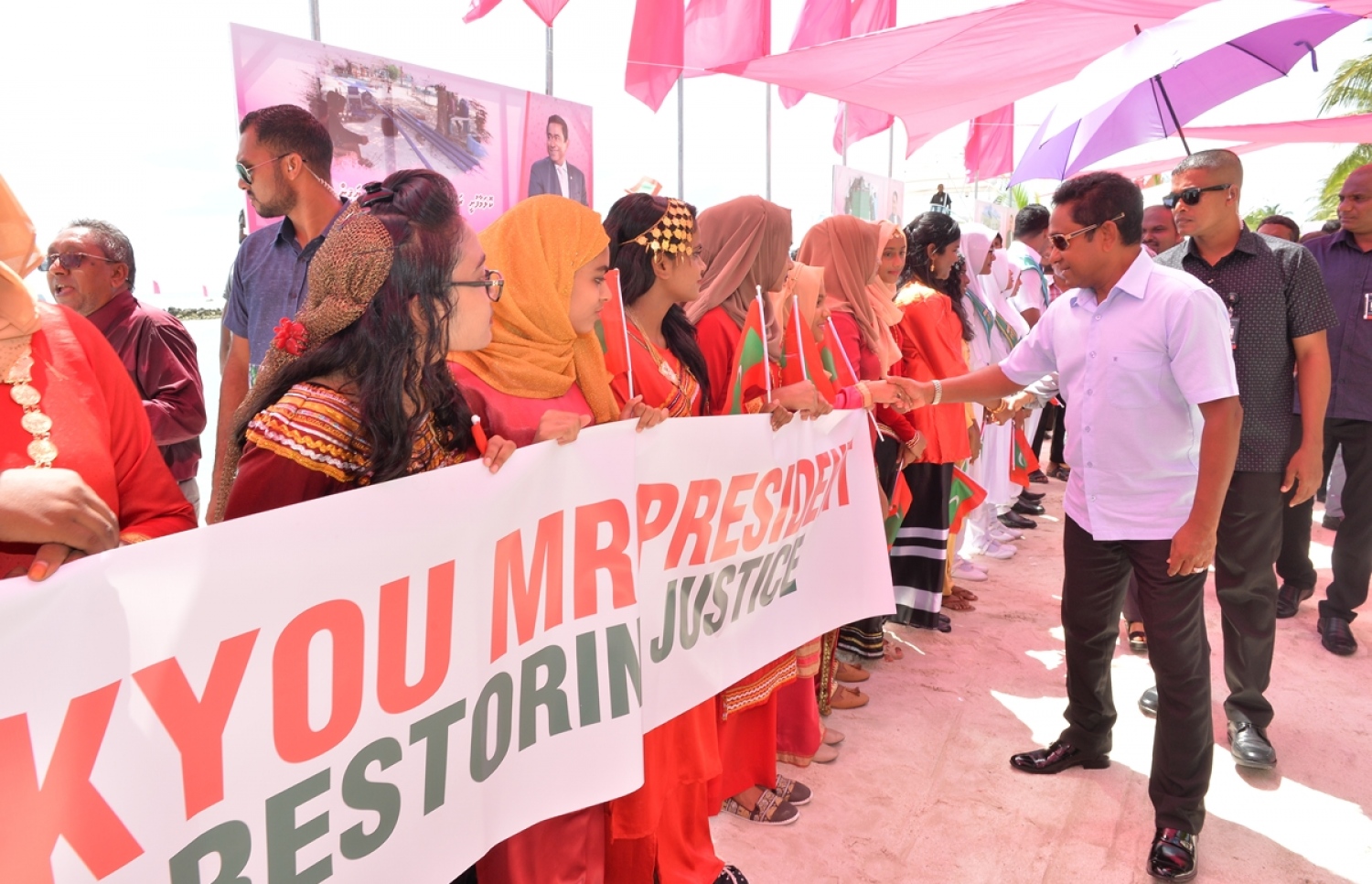 ގއ. ކޮލަމާފުށި: ސެޕްޓެމްބަރު 26، 2017- ރައީސް އަބްދުﷲ ޔާމީން ކޮލަމާފުއްޓަށް ވަޑައިގަތުމުން، އެމަނިކުފާނަށް މަރުހަބާ ދެންނެވުމަށް އެއްވި މީހުންނާ ސަލާމް ކުރައްވަނީ.