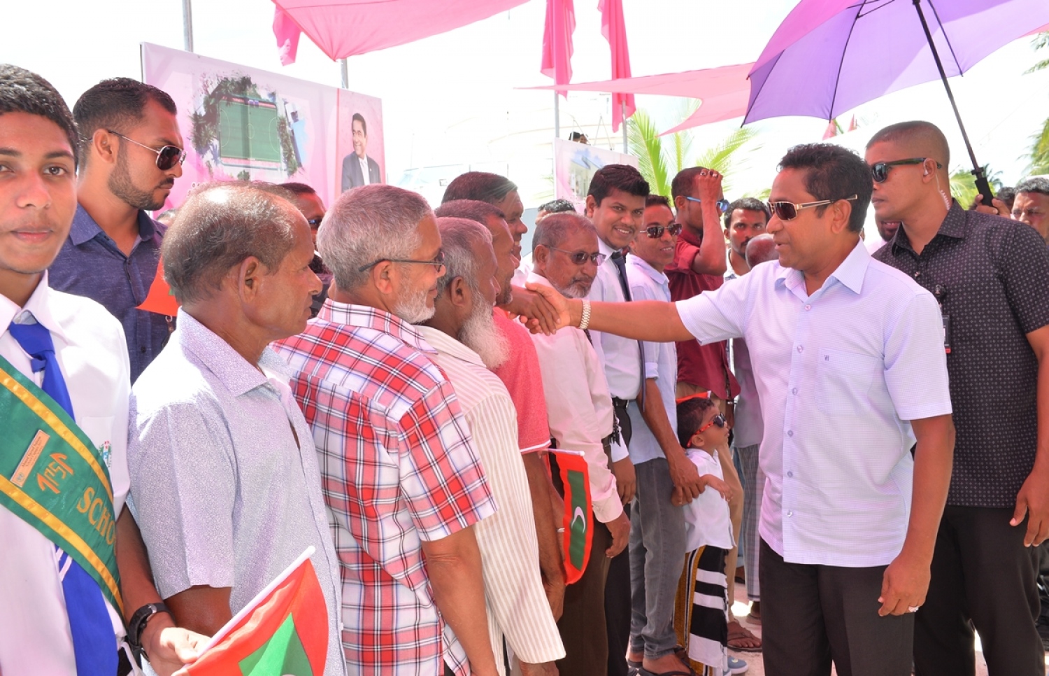 ގއ. ކޮލަމާފުށި: ސެޕްޓެމްބަރު 26، 2017- ރައީސް އަބްދުﷲ ޔާމީން ކޮލަމާފުއްޓަށް ވަޑައިގަތުމުން، އެމަނިކުފާނަށް މަރުހަބާ ދެންނެވުމަށް އެއްވި މީހުންނާ ސަލާމް ކުރައްވަނީ.