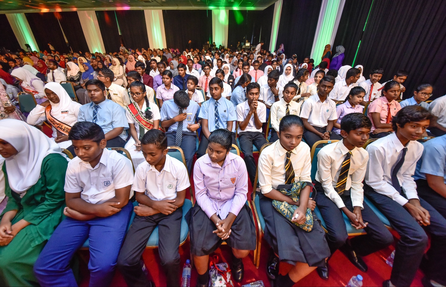 ކަލާސް އެވޯޑު ދިނުމަށް މިރޭ ދަރުބާރުގޭގައި ބޭއްވި ހަފުލާގައި ބައިވެރިވި ބައެއް ދަރިވަރުން. -- ފޮޓޯ: ނިޝާން އަލީ/ މިހާރު