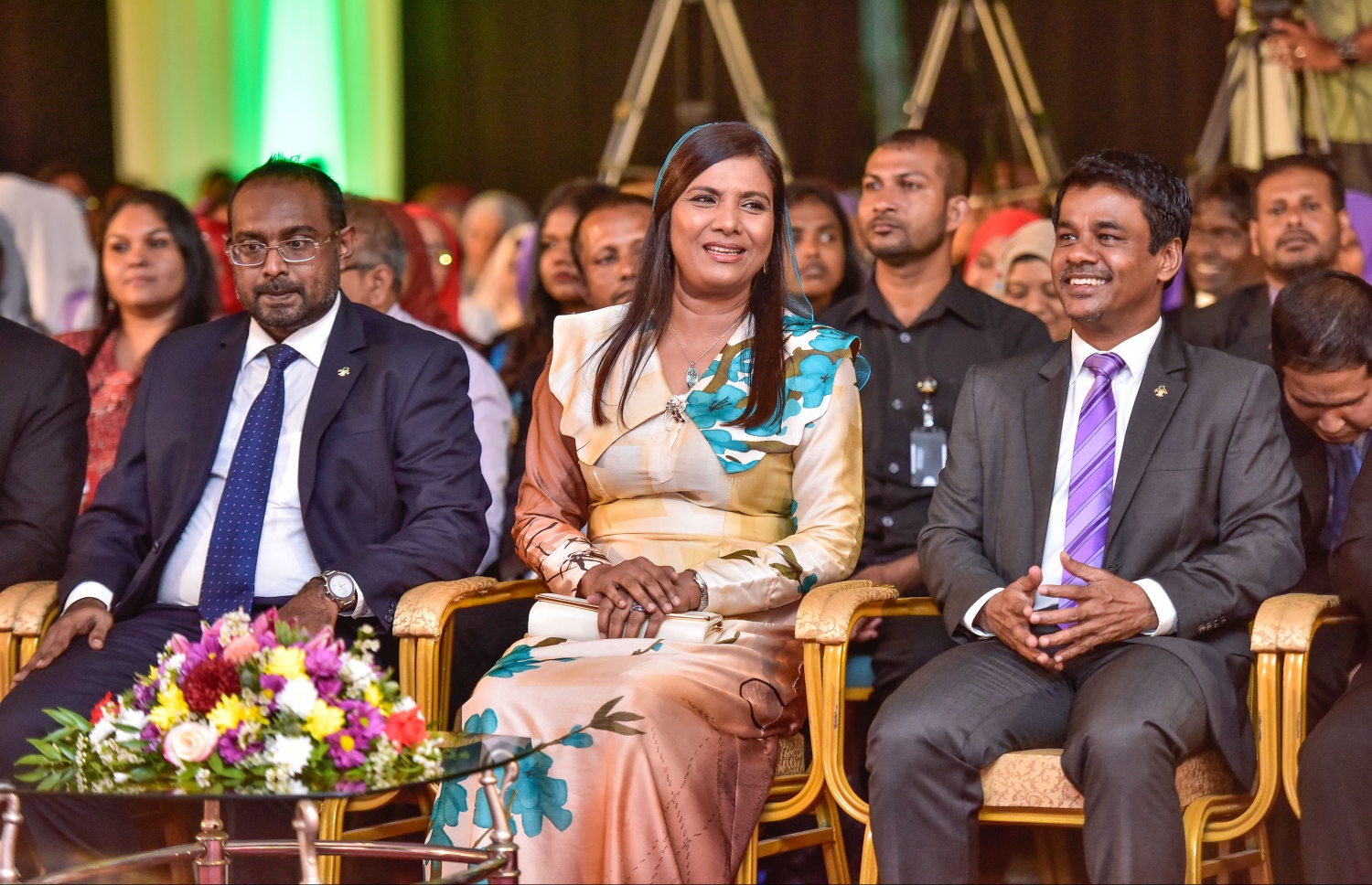 ކަލާސް އެވޯޑު ދިނުމަށް މިރޭ ބޭއްވި ހަފުލާގައި އެޑީއުކޭޝަން މިނިސްޓަރު ޑރ. އާއިޝަތު ޝިހާމް (މ)، ހެލްތް މިނިސްޓާރު ނާޒިމް (ކ) އަދި ރައީސް އޮފީހުގެ ސްޓޭޓް މިނިސްޓާރު މުޖުތާޒު ބައިވެރިވެވަޑައިގަންނަވަނީ.-- ފޮޓޯ: ނިޝާން އަލީ/ މިހާރު