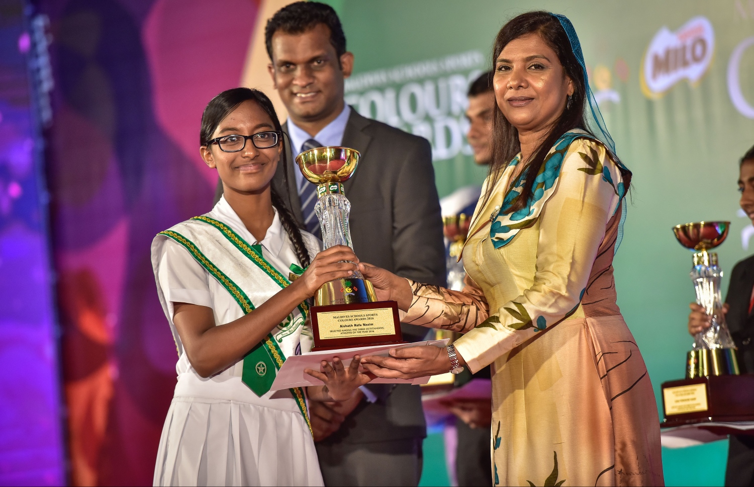 ކަލާސް އެވޯޑު ދިނުމަށް މިރޭ ބޭއްވި ހަފުލާގައިއެޑީއުކޭޝަން މިނިސްޓަރު ޑރ. އާއިޝަތު ޝިހާމް، ދަރިވަރަކަށް އެވޯޑު ހަވާލުކޮށްދެއްވަނީ-- ފޮޓޯ: ނިޝާން އަލީ/ މިހާރު