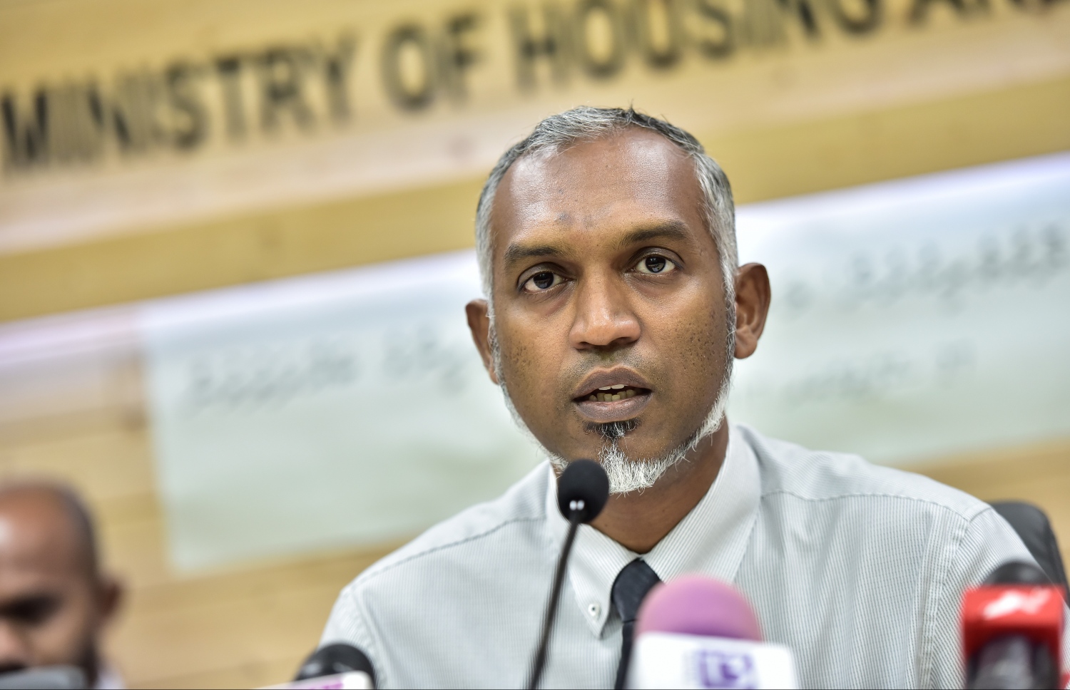 މިނިސްޓަރު މުއިއްޒު ނޫސްވެރިންނަށް މައުލޫމާތު ދެއްވަނީ-- ފައިލް ފޮޓޯ މިހާރު