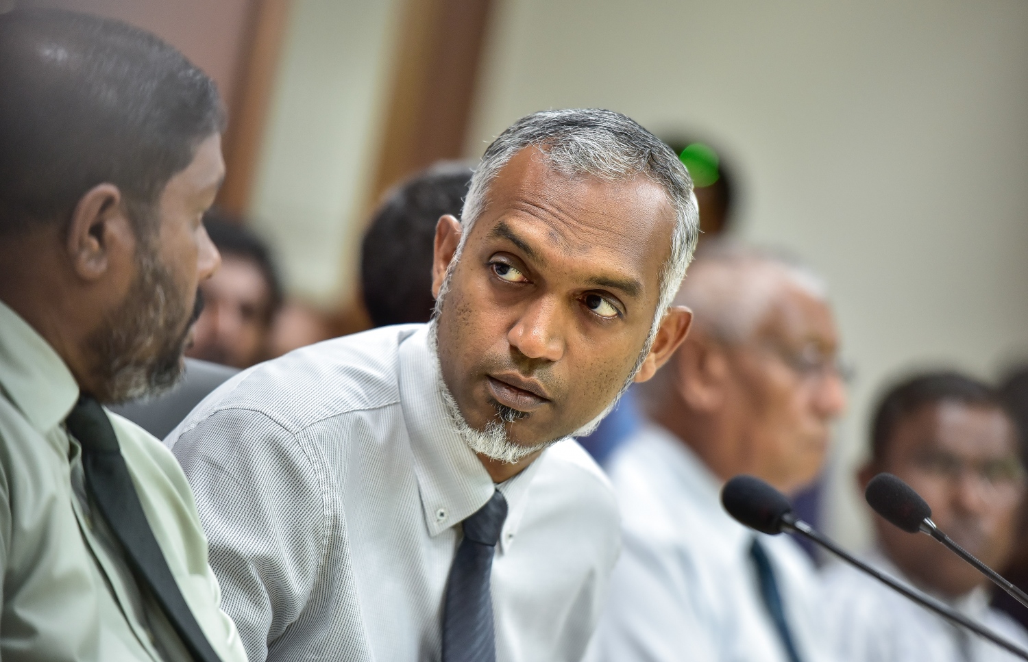 ހައުސިން މިނިސްޓަރު މުއިއްޒު ނޫސްވެރިންނާ ވާހަކަ ދައްކަވަނީ. - ފޮޓޯ: މިހާރު