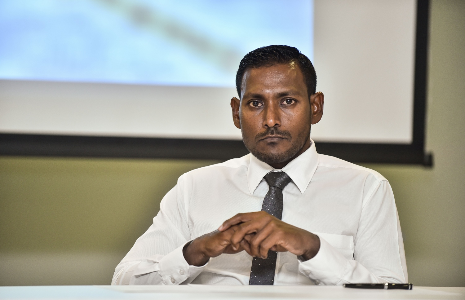 "ދުސްތޫރީ ފަސާނާ" ގެ ފުރަތަމަ ޕެނެލް ޑިސްކަޝަންގައި ވަކީލު ހުސެއިން ޝަމީމް މިރޭ ބައިވެރިވެވަޑައިގަންނަވަނީ.---ފޮޓޯ: ހުސެއިން ވަހީދު/މިހާރު