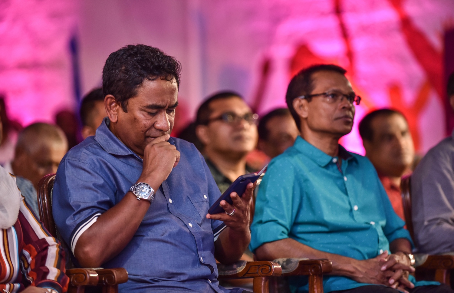 ޕީޕީއެމުން މިރޭ ބޭއްވި ޖަލްސާ ކުރިއަށް ގެންދާއިރު، ރައީސް ޔާމީން މޮބައިލް ފޯނުން އެއްޗެއް ވިދާޅުވަނީ.---ފޮޓޯ: ހުސެއިން ވަހީދު/މިހާރު