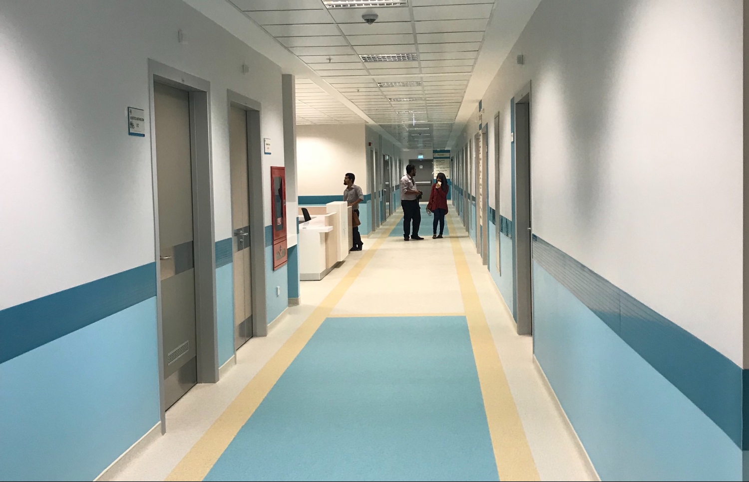 ހުޅުމާލޭގައި އަލަށް އިމާރާތްކުރި ޓްރީ ޓޮޕް ހޮސްޕިޓަލުގައި ބަލި މީހުންނަށް ހާއްސަކޮށްފައިވާ ފްލޯގެ ކޮރިޑޯ. -- ފޮޓޯ: އަބްދުﷲ ޖަމީލު /މިހާރު