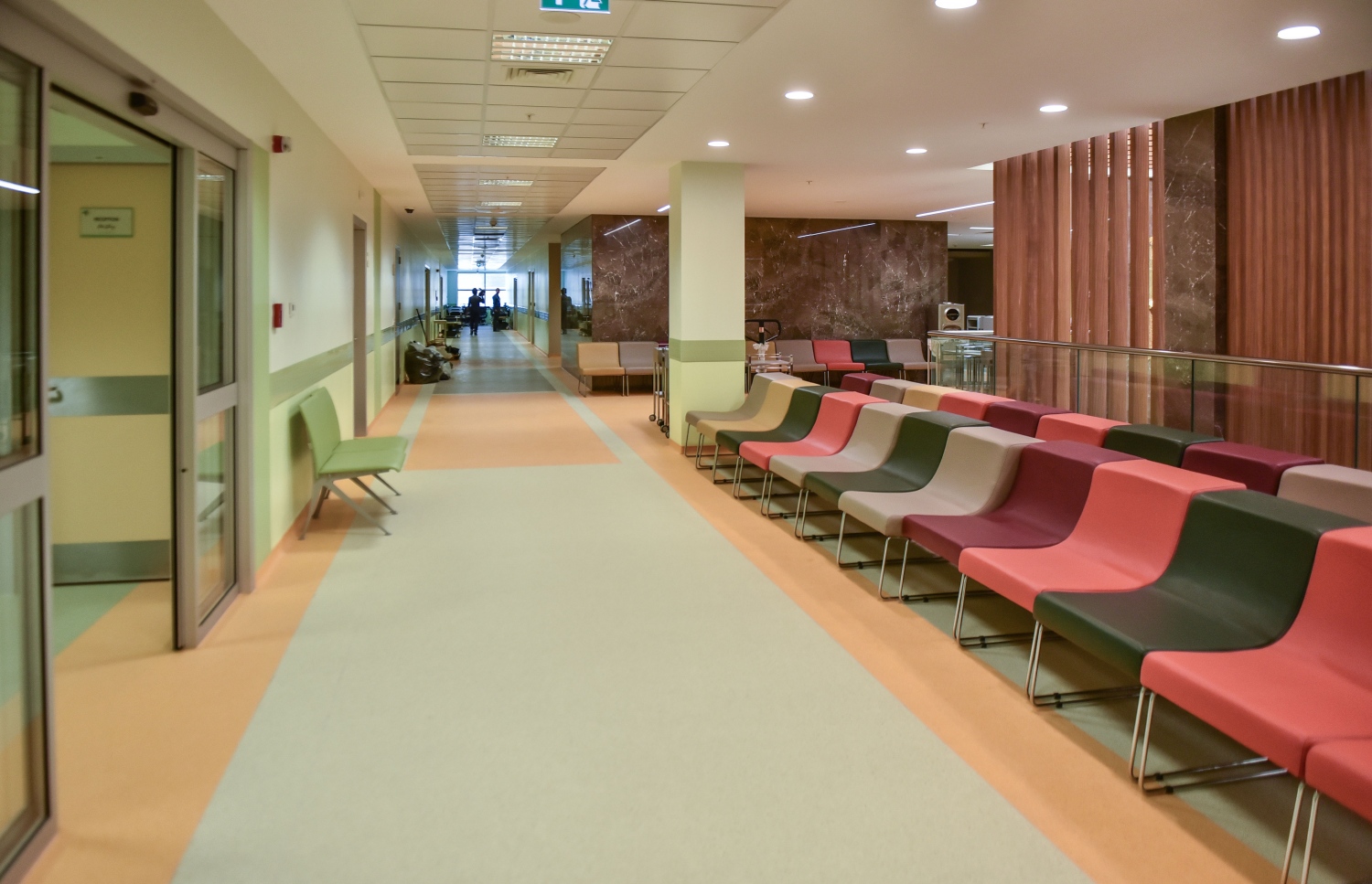 ހުޅުމާލެ: ސެޕްޓެމްބަރު 28، 2017- ޓްރީ ޓޮޕް އިންވެސްޓްމަންޓުން ހުޅުމާލޭގައި އަލަށް ހެދި ޓްރީ ޓޮޕް ހޮސްޕިޓަލަށް ޒިޔާރަތްކުރާ މީހުން މަޑުކޮށްގެން ތިބޭ ސަރަހައްދެއް.---ފޮޓޯ: ހުސެއިން ވަހީދު/މިހާރު