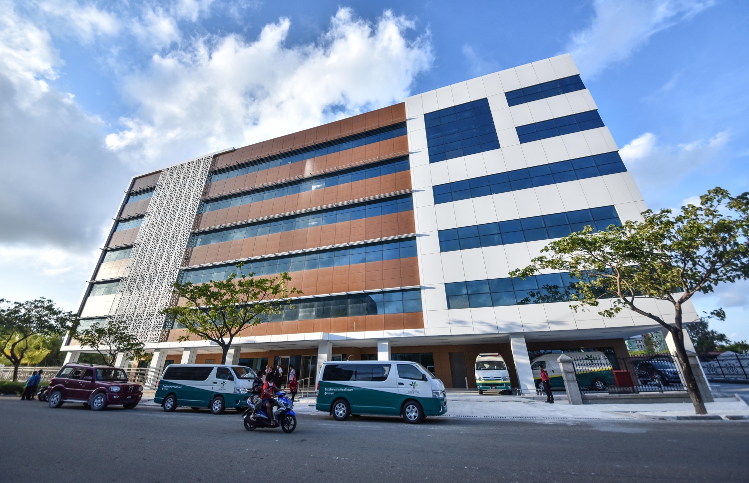 ހުޅުމާލެ: ސެޕްޓެމްބަރު 28، 2017- މަޝްހޫރު ވިޔަފާރިވެރިންތަކެއް ހިއްސާވާ ޓްރީ ޓޮޕް އިންވެސްޓްމަންޓުން ހުޅުމާލޭގައި އަލަށް ހެދި ޓްރީ ޓޮޕް ހޮސްޕިޓަލު އިމާރާތްކުރުމުގެ ހުރިހާ މަސައްކަތެއް ނިމި ހުޅުވަން ތައްޔާރުވެފައި.---ފޮޓޯ: ހުސެއިން ވަހީދު/މިހާރު