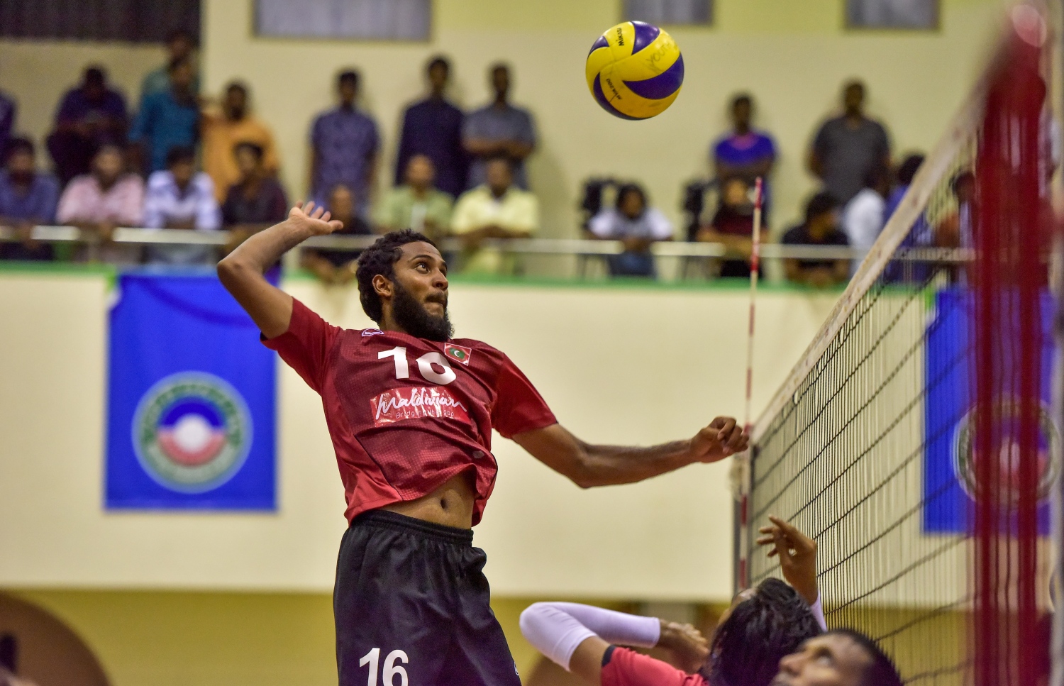 މާލެ: 28 ސެޕްޓެމްބަރު 2017، ވީއޭއެމް އެސޯސިއޭޝަން ކަޕް ފައިނަލްގައި ރޭ މޯލްޑިވިއަން ރެކްރިއޭޝަން އާއި ސީލައިފް ސްޕޯޓްސް ކްލަބު ބައްދަލު ކުރި މެޗުގެ ތެރެއިން، މިރޭގެ ފައިނަލުގައި މޯލްޑިވިއަން ވަރުގަދަ ކުޅުމެއް ދެއްކިއިރު، އެ ޓީމުން މެޗު ކާމިޔާބުކުރީ ތިން ސެޓު އެއް ސެޓުން--. ފޮޓޯ: ނިޝާން އަލީ/މިހާރު