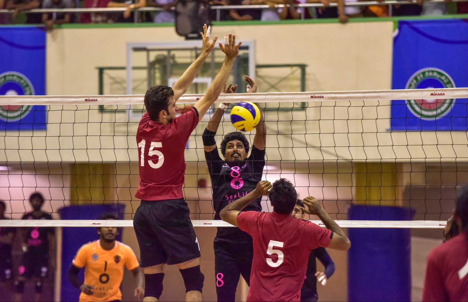 މާލެ: 28 ސެޕްޓެމްބަރު 2017، ވީއޭއެމް އެސޯސިއޭޝަން ކަޕް ފައިނަލްގައި ރޭ މޯލްޑިވިއަން ރެކްރިއޭޝަން އާއި ސީލައިފް ސްޕޯޓްސް ކްލަބު ބައްދަލު ކުރި މެޗުގެ ތެރެއިން، މިރޭގެ ފައިނަލުގައި މޯލްޑިވިއަން ވަރުގަދަ ކުޅުމެއް ދެއްކިއިރު، އެ ޓީމުން މެޗު ކާމިޔާބުކުރީ ތިން ސެޓު އެއް ސެޓުން--. ފޮޓޯ: ނިޝާން އަލީ/މިހާރު