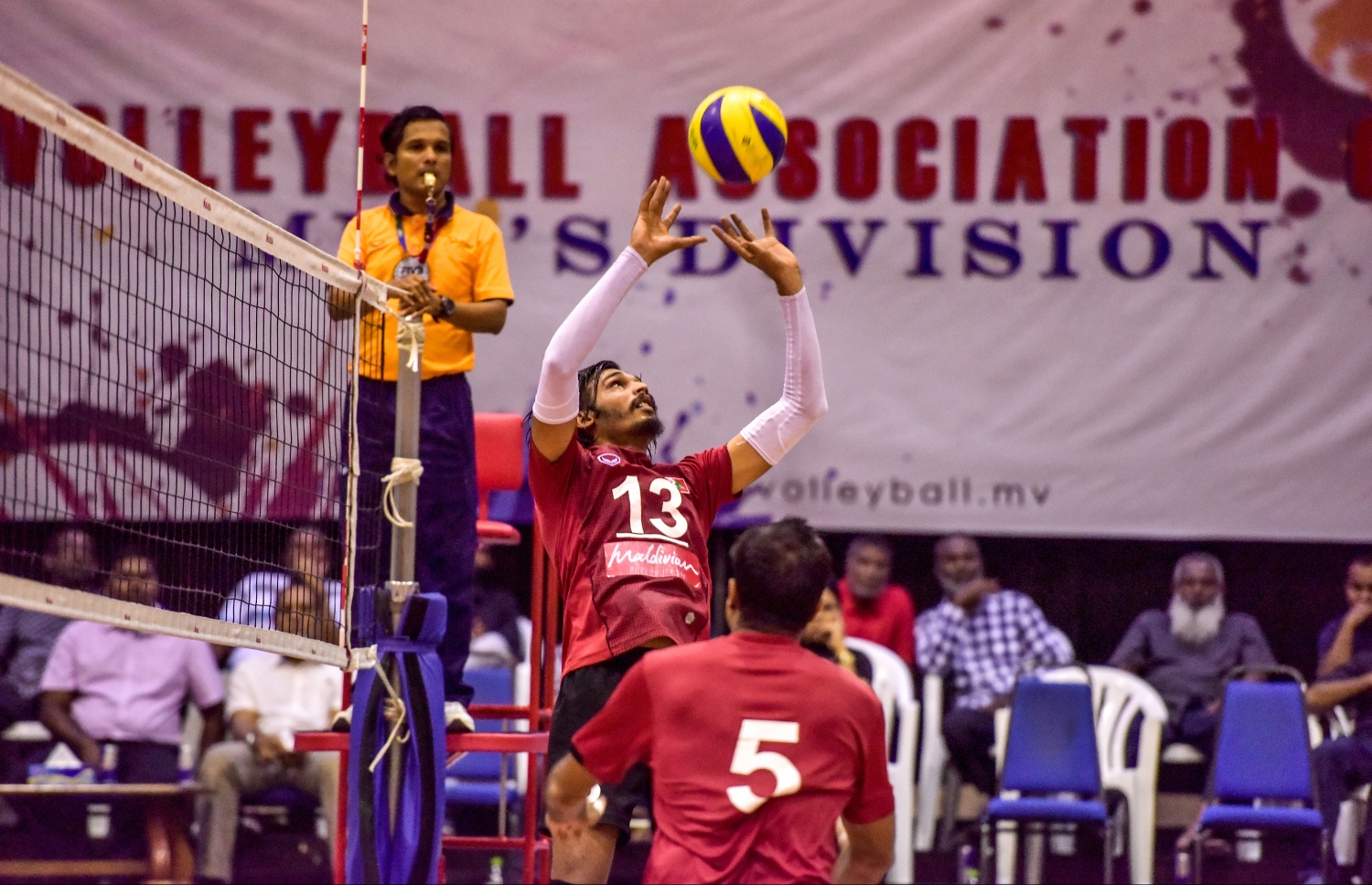 މާލެ: 28 ސެޕްޓެމްބަރު 2017، ވީއޭއެމް އެސޯސިއޭޝަން ކަޕް ފައިނަލްގައި ރޭ މޯލްޑިވިއަން ރެކްރިއޭޝަން އާއި ސީލައިފް ސްޕޯޓްސް ކްލަބު ބައްދަލު ކުރި މެޗުގެ ތެރެއިން، މިރޭގެ ފައިނަލުގައި މޯލްޑިވިއަން ވަރުގަދަ ކުޅުމެއް ދެއްކިއިރު، އެ ޓީމުން މެޗު ކާމިޔާބުކުރީ ތިން ސެޓު އެއް ސެޓުން--. ފޮޓޯ: ނިޝާން އަލީ/މިހާރު